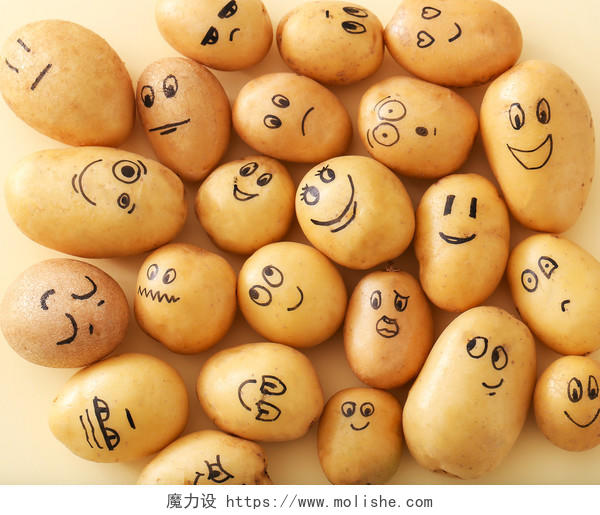 黄色背景上的鬼脸土豆展示出主人心情的美好